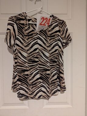 Lot 224 Women's Animal Print Short Sleeve Top. NWT Petite